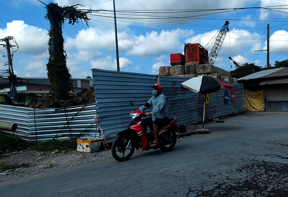 Hàng rào tại công trường đã được rào chắn thêm, không cho xảy ra việc mua bán ngay khu vực thi công tuyến tránh Quốc lộ 30 tại phường Mỹ Phú. (Ảnh: HỮU NGHĨA)