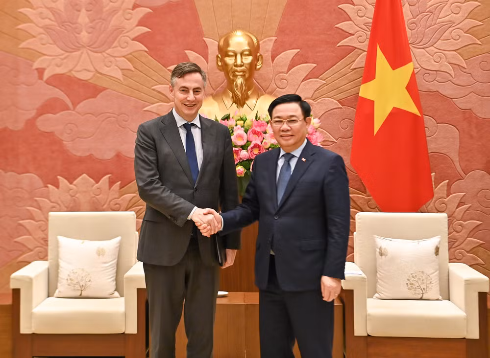 Chủ tịch Quốc hội Vương Đình Huệ và Chủ tịch Ủy ban Đối ngoại của Nghị viện châu Âu David McAllister tại buổi tiếp.