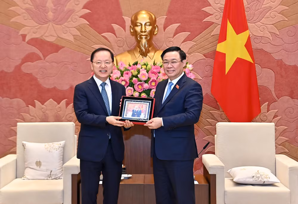 Chủ tịch Quốc hội Vương Đình Huệ tặng quà lưu niệm cho Tổng Giám đốc Tập đoàn Samsung Electronics Park Hark Kyu.