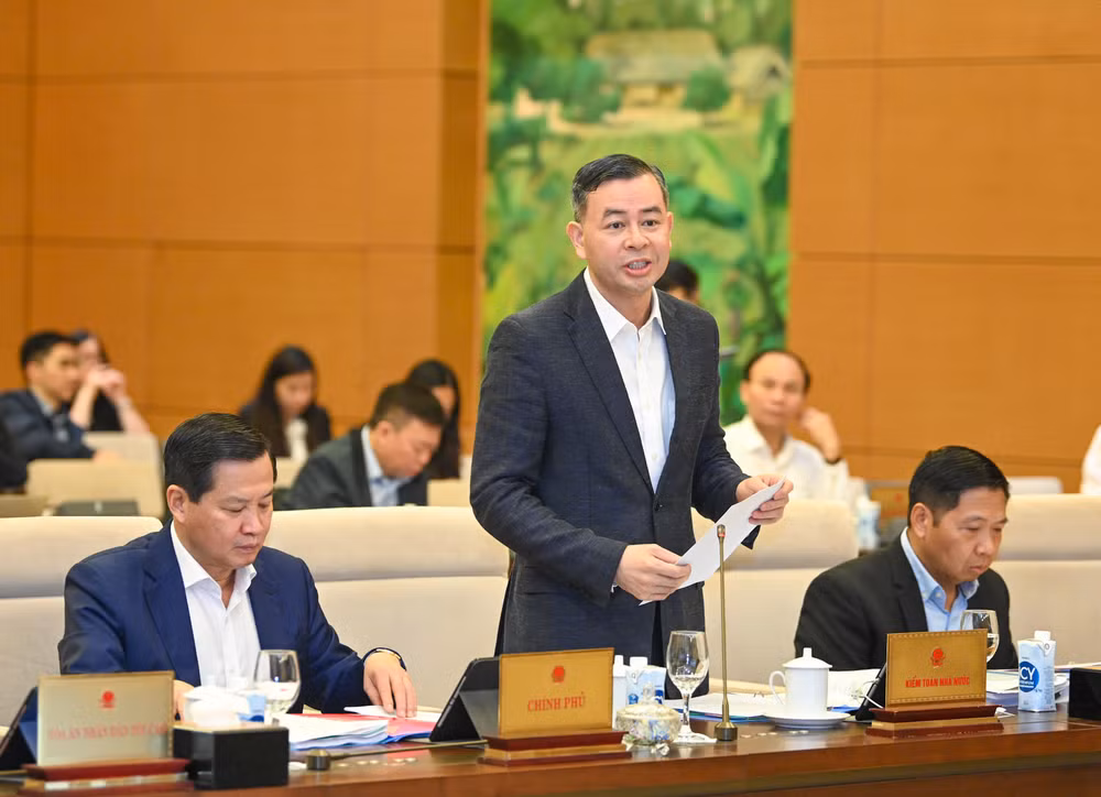 Tổng Kiểm toán nhà nước Ngô Văn Tuấn trình bày tờ trình tại phiên họp.