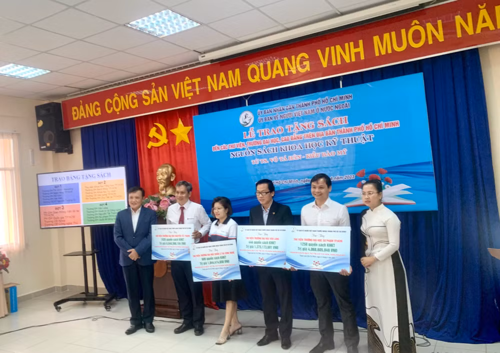 Bà Lê Thị Mỹ Châu (bìa phải), vợ Tiến sĩ Võ Tá Hân, trao sách cho các đơn vị.