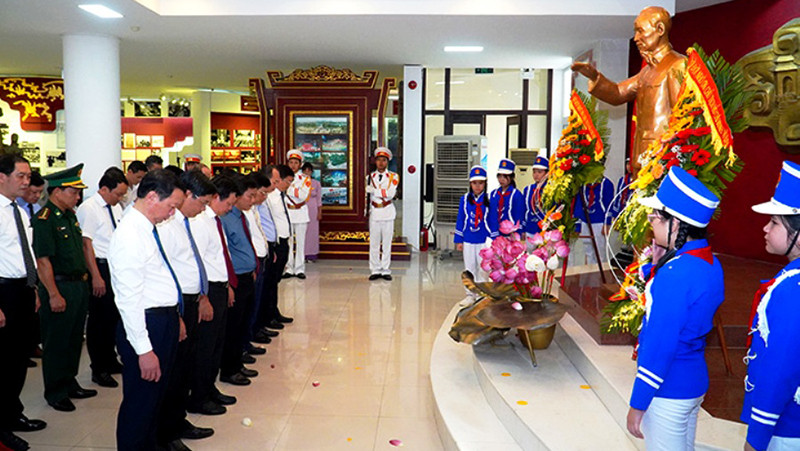 Lãnh đạo tỉnh và các ban, ngành tổ chức dâng hoa lên Bác tại Bảo tàng Hồ Chí Minh tỉnh.