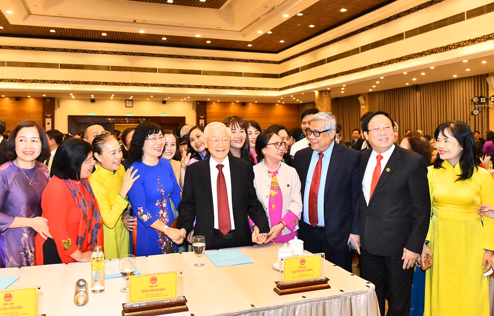 Tổng Bí thư Nguyễn Phú Trọng và các đại biểu dự Lễ kỷ niệm 60 năm Chủ tịch Hồ Chí Minh gặp mặt đội ngũ trí thức và 40 năm Ngày thành lập Liên hiệp các Hội Khoa học và Kỹ thuật Việt Nam.