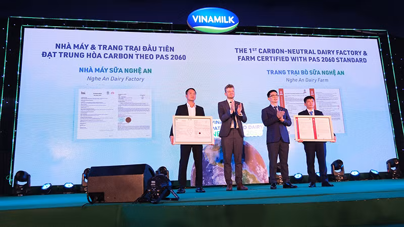 Trang trại bò sữa Vinamilk Nghệ An là trang trại đầu tiên nhận chứng nhận về trung hòa carbon (PAS2060:2014).