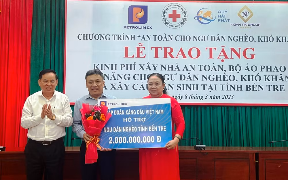 Nhà tài trợ trao bảng tượng trưng thực hiện các công trình an sinh, xã hội tại địa bàn tỉnh Bến Tre.