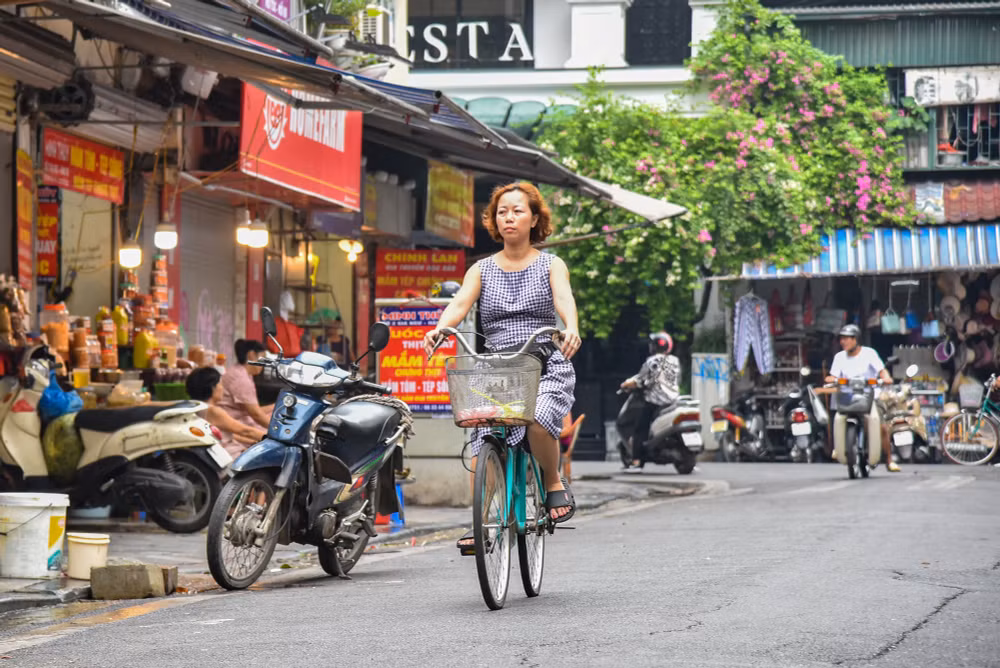Người dân đạp xe đi chợ từ sớm để chuẩn bị mâm cúng Tết Đoan Ngọ, thời tiết sáng nay rất quang đãng và mát mẻ, thích hợp cho việc mua bán tại chợ.