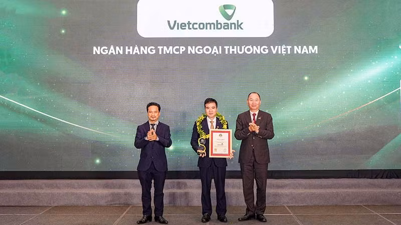 Đại diện Vietcombank (đứng giữa) nhận danh hiệu “Công ty đại chúng uy tín và hiệu quả nhất Việt Nam năm 2023” từ Ban Tổ chức.