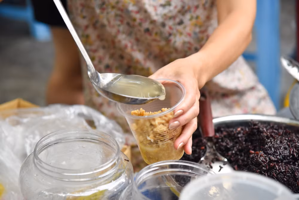 Rượu nếp được các tiểu thương đóng sẵn vào hộp, sau đó mới cho nước rượu vào để bảo đảm giữ được hương vị tươi ngon nhất cho khách hàng.