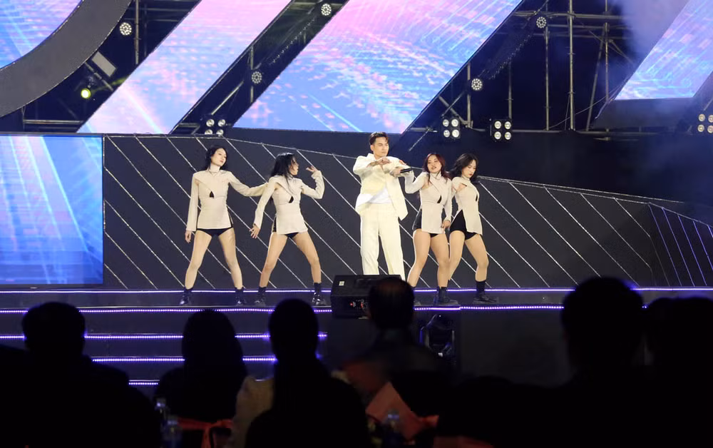 Tiết mục sôi động trong đêm khai mạc.