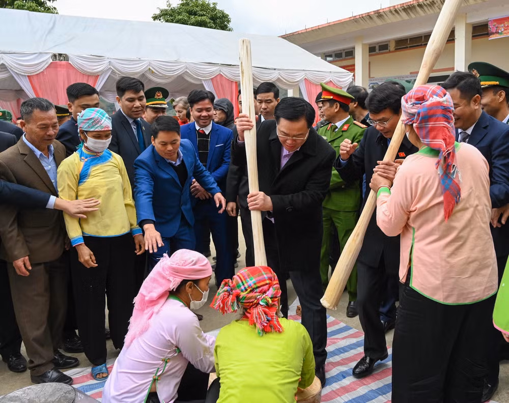 Chủ tịch Quốc hội Vương Đình Huệ giã bánh dày tại Chương trình “Tết nhân ái” với bà con đồng bào dân tộc. Chủ tịch Quốc hội Vương Đình Huệ giã bánh dày tại Chương trình “Tết nhân ái” với bà con đồng bào dân tộc.
