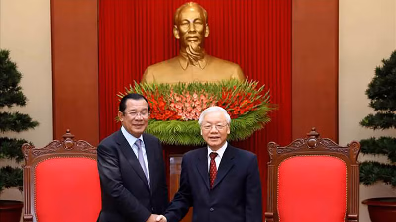 Tổng Bí thư, Chủ tịch nước Nguyễn Phú Trọng (bên phải) và Thủ tướng Vương quốc Campuchia Samdech Hun Sen. (Ảnh: Phương Hoa/TTXVN)