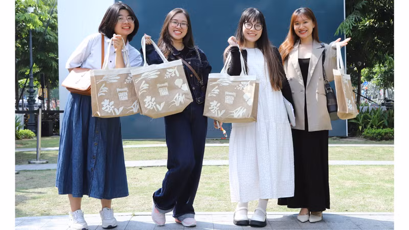 Check in nhận quà tại sự kiện. (Ảnh: Vi Nam)
