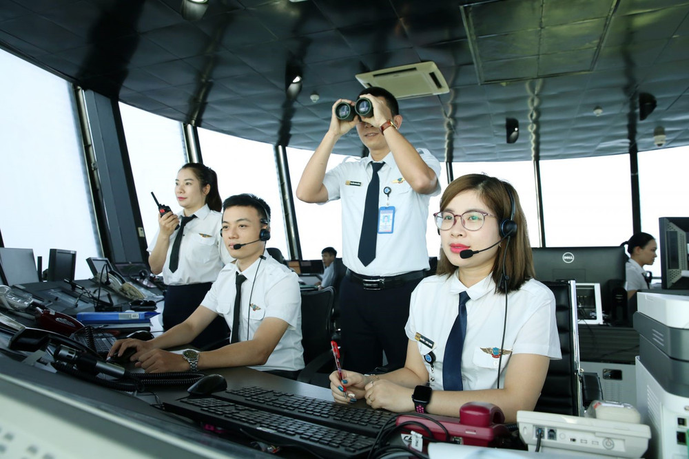 Trực điều hành bay tại Đài Kiểm soát không lưu Nội Bài.