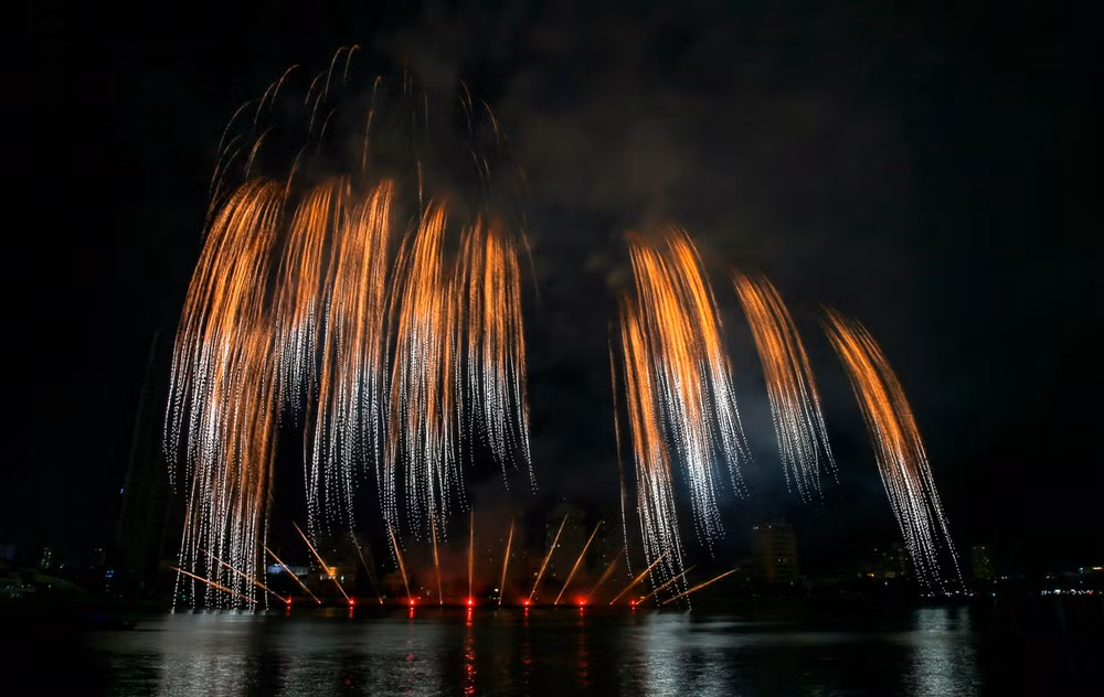 Màn trình diễn pháo hoa của 2 đội Việt Nam và Phần Lan trong đêm khai mạc.