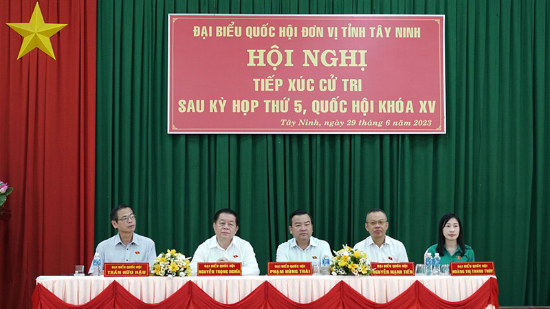 Đồng chí Nguyễn Trọng Nghĩa, Bí thư Trung ương Đảng, Trưởng Ban Tuyên giáo Trung ương tiếp xúc cử tri. 