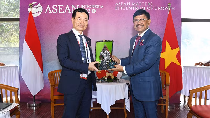 Bộ trưởng Thông tin và Truyền thông Nguyễn Mạnh Hùng (bên trái) và Bộ trưởng Truyền thông và Thông tin Indonesia Johnny G. Plate.