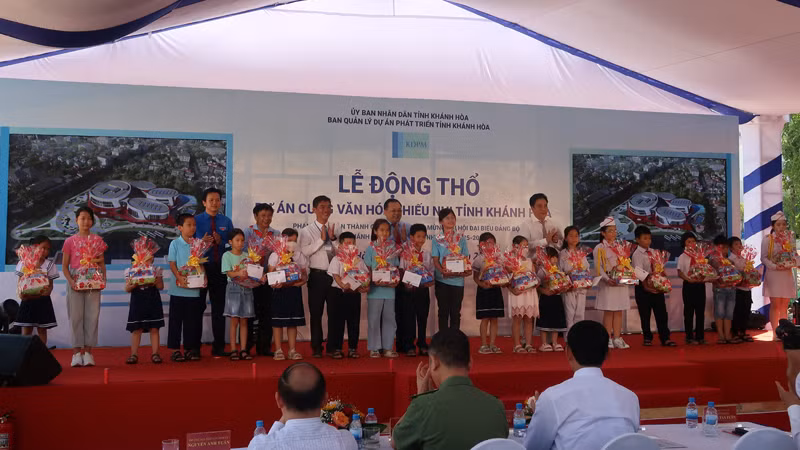 Trao tặng 20 suất quà đến các em học sinh năng khiếu có hoàn cảnh khó khăn.