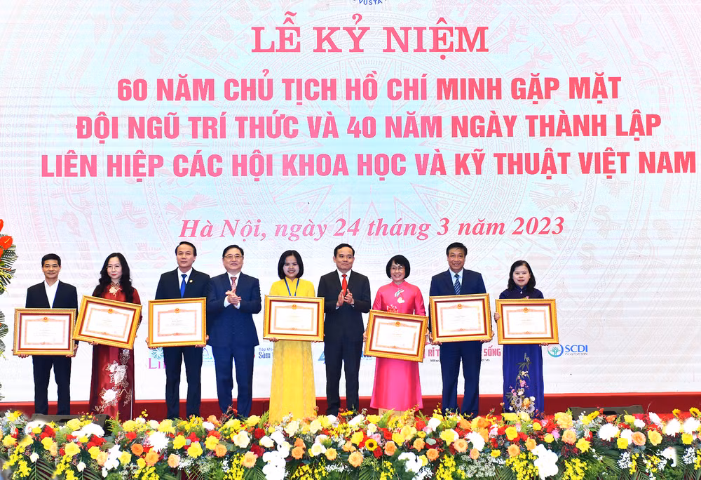 Phó Thủ tướng Trần Lưu Quang và Chủ tịch Liên hiệp các Hội Khoa học và Kỹ thuật Việt Nam Phan Xuân Dũng trao Bằng khen của Thủ tướng Chính phủ cho các tập thể và cá nhân có thành tích xuất sắc.
