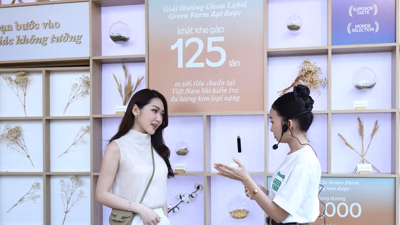 Vinamilk giới thiệu đến người dùng về nguồn nguyên liệu thuần khiết từ trang trại sinh thái và công nghệ kép hút chân giúp sữa Green Farm giữ được hương vị thơm béo tự nhiên, thoảng chút cỏ hoa và hậu vị ngọt ngào. (Ảnh: Vi Nam)