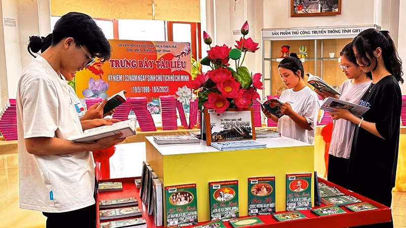 Học sinh, sinh viên tìm hiểu không gian trưng bày tư liệu về Bác Hồ.