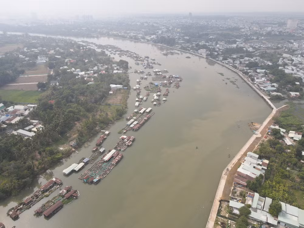 Cầu Thống Nhất bắc qua sông Đồng Nai kết nối phường Thống Nhất với phường Hiệp Hòa, thành phố Biên Hòa.