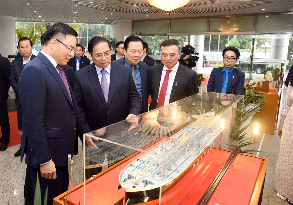 Tổng Giám đốc Petrovietnam Lê Mạnh Hùng giới thiệu với Thủ tướng Phạm Minh Chính mô hình tàu thủy phục vụ hoạt động dầu khí tại Việt Nam.