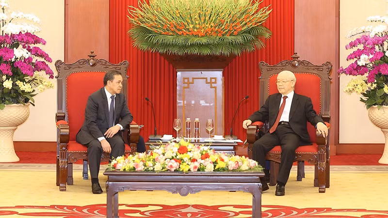 Tổng Bí thư Nguyễn Phú Trọng tiếp Đại sứ Đặc mệnh toàn quyền nước Cộng hòa Dân chủ Nhân dân Lào Sengphet Houngboungnuang đến chào từ biệt nhân kết thúc nhiệm kỳ công tác tại Việt Nam. (Ảnh: TTXVN)