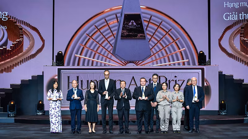 Bà Nguyễn Thị Minh Tâm, Giám đốc Chi nhánh Vinamilk Hà Nội (ngoài cùng bên trái) nhận Giải Human Act Prize cho Chương trình hành động Vinamilk Pathways to Dairy Net Zero 2050.