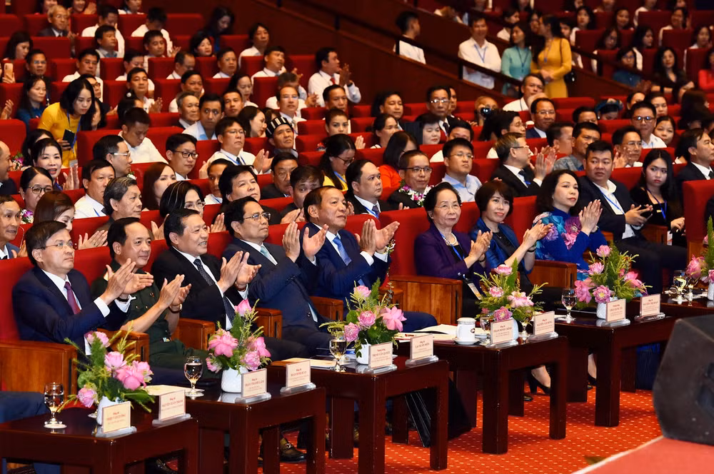 Thủ tướng Phạm Minh Chính cùng các đại biểu dự hội nghị. Thủ tướng Phạm Minh Chính cùng các đại biểu dự hội nghị.