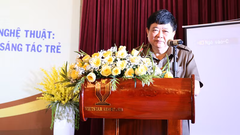 PGS,TS Nguyễn Thế Kỷ báo cáo chuyên đề “Đề cương về văn hóa Việt Nam (1943) và sự phát triển của văn hóa, văn nghệ nước ta 80 năm qua”.