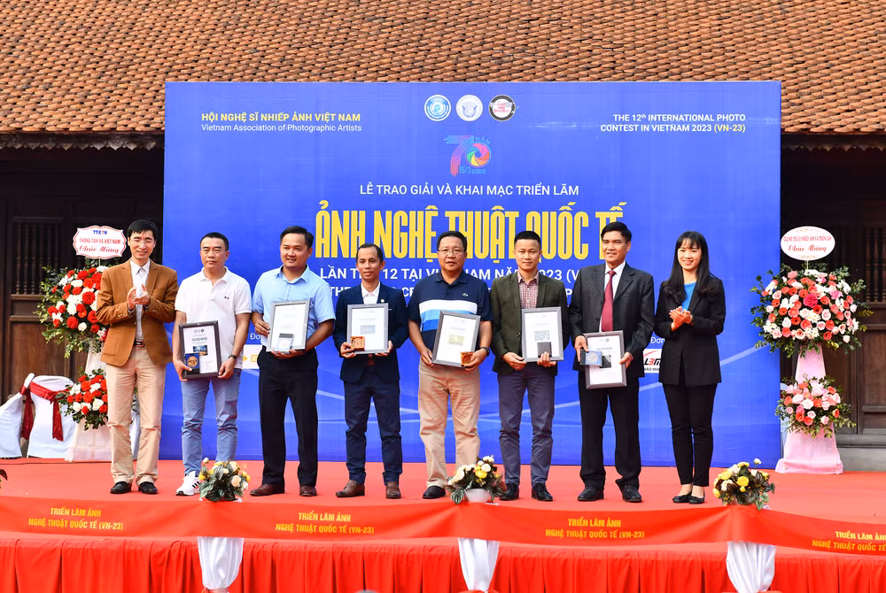 Các tác giả nhận Huy chương Đồng của cuộc thi ảnh.