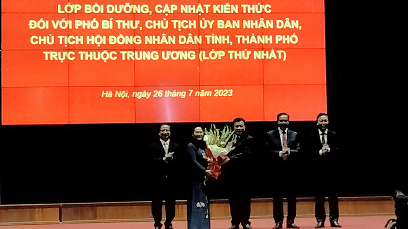 Đồng chí Ban Cán sự Lớp tặng hoa đồng chí Nguyễn Xuân Thắng.