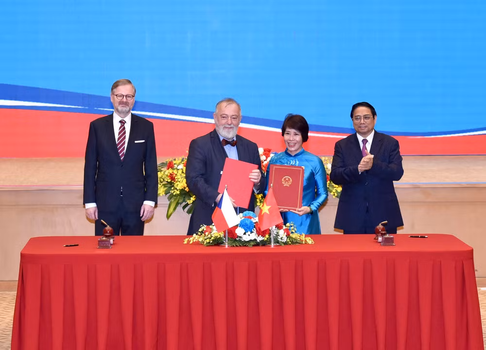 Thủ tướng Phạm Minh Chính và Thủ tướng nước Cộng hòa Séc Petr Fiala chứng kiến lễ ký Bản ghi nhớ hợp tác về chia sẻ thông tin, hỗ trợ đầu tư với Bộ Công thương Cộng hòa Séc.