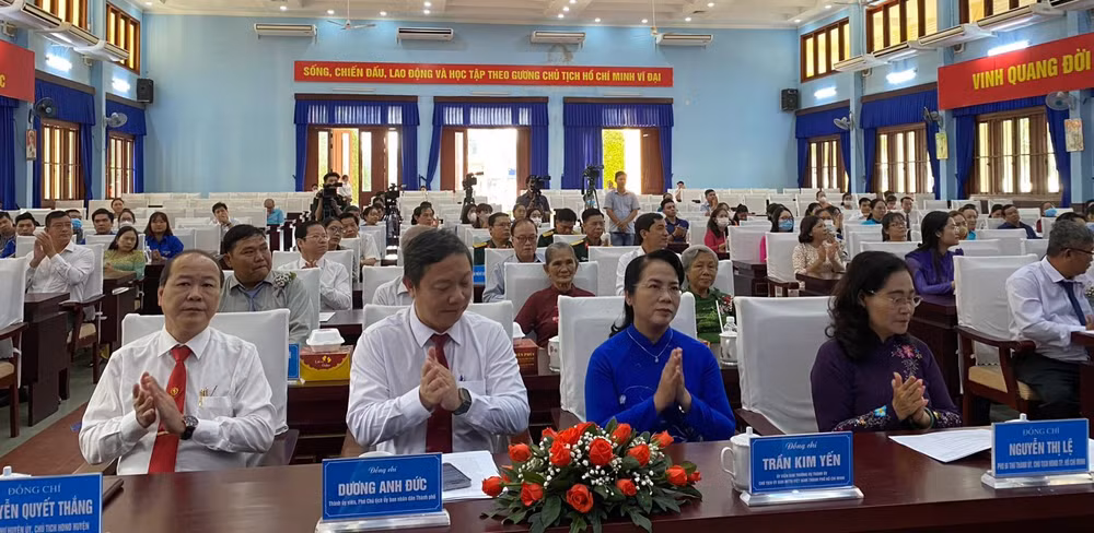 Các đại biểu tham dự buổi lễ.