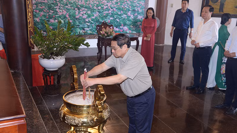 Thủ tướng Phạm Minh Chính dâng hương tại Đền thờ Cụ Phó bảng Nguyễn Sinh Sắc tại Khu di tích Nguyễn Sinh Sắc ở thành phố Cao Lãnh.