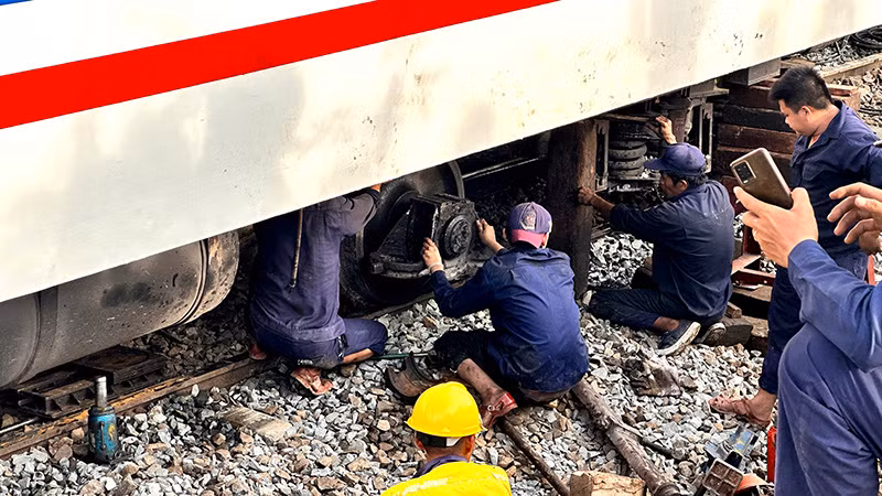 Các cán bộ, công nhân ngành đường sắt đang khẩn trương sửa chữa, khắc phục sự cố tàu bị trật bánh.