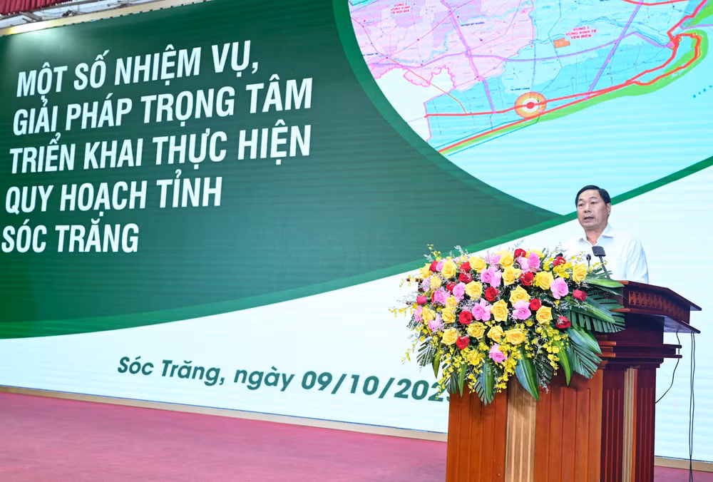 Phó Chủ tịch Thường trực UBND tỉnh Sóc Trăng Lâm Hoàng Nghiệp trình bày báo cáo tại hội nghị.