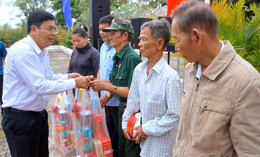Bí thư Tỉnh ủy Cà Mau Nguyễn Tiến Hải (bìa trái) trao tặng quà Tết cho nhân dân vùng căn cứ Xẻo Đước vào sáng 11/1.