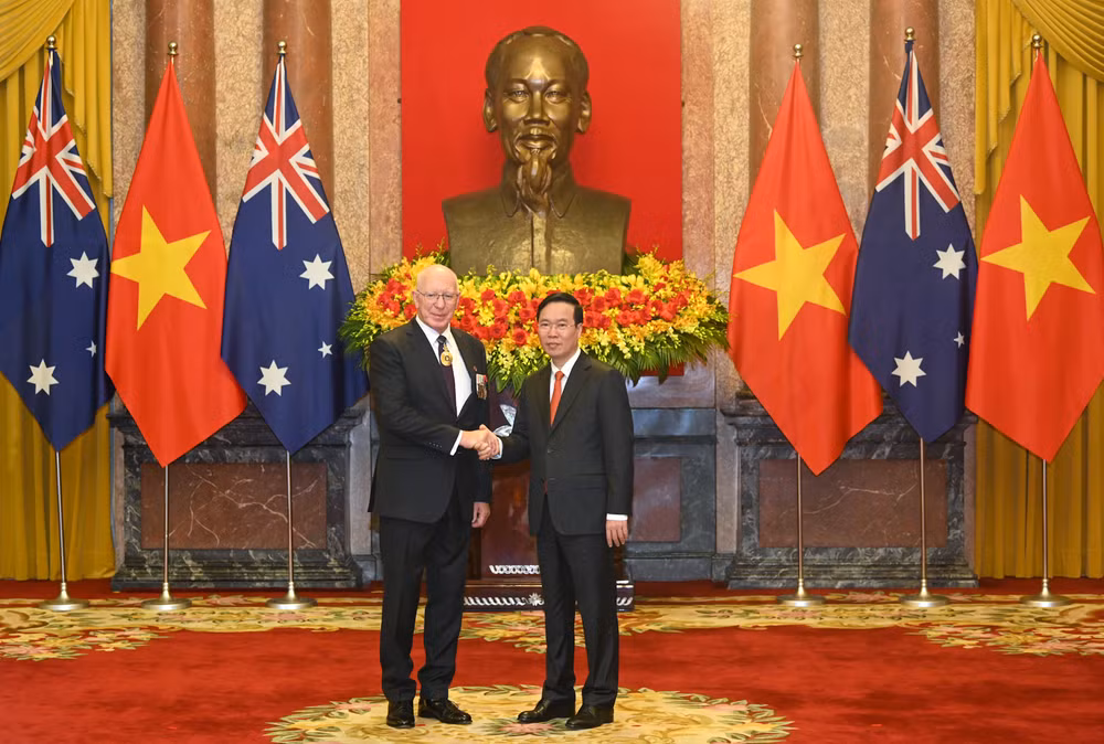 Chủ tịch nước Võ Văn Thưởng và Toàn quyền Australia David Hurley tại lễ đón. (Ảnh: DUY LINH)