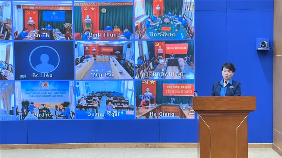 Đại diện Tổng Liên đoàn Lao động Việt Nam báo cáo tình hình chăm lo Tết và quan hệ lao động Tết Quý Mão.