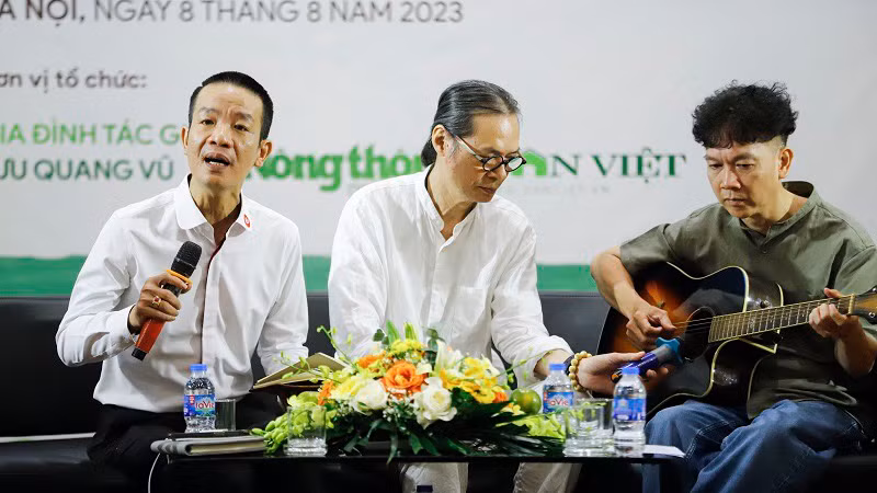 Nhạc sĩ Nguyễn Vĩnh Tiến (ngoài cùng bên trái) thể hiện ca khúc chủ đề "Gió và tình yêu thổi trên đất nước tôi".