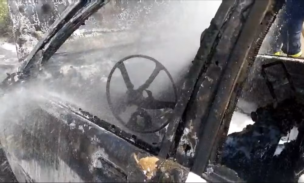 Phần đầu xe và nội thất gần như bị thiêu rụi hoàn toàn.