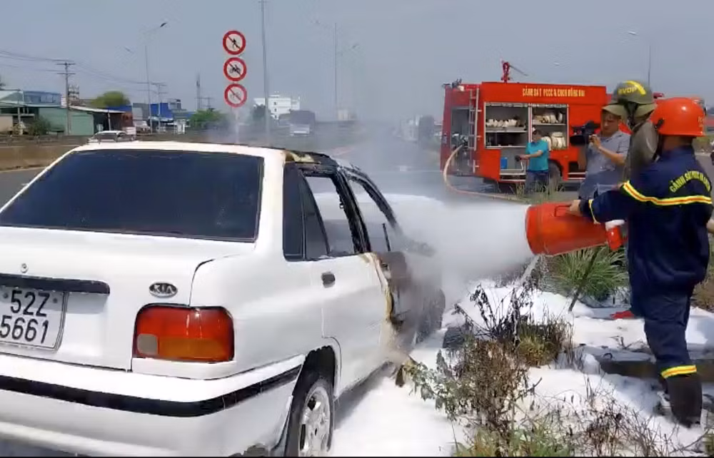 Lực lượng chức năng có mặt dập lửa.