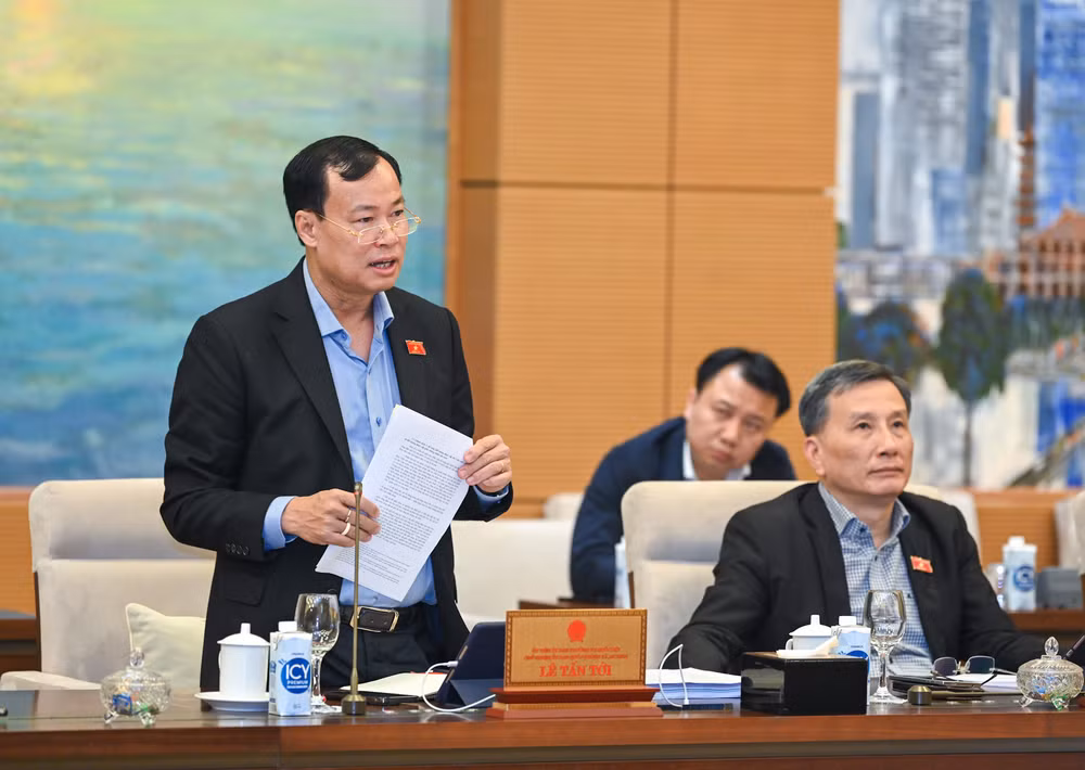 Chủ nhiệm Ủy ban Quốc phòng An ninh Lê Tấn Tới phát biểu ý kiến tại phiên họp.