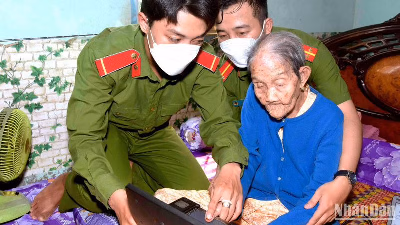 Công an Cà Mau chia thành nhiều đội, nhóm “đi từng ngõ, gõ từng nhà” giúp dân làm căn cước công dân.