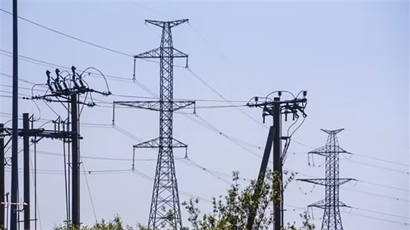 Đường dây tải điện ở Sloka, gần Riga, Latvia. (Ảnh: AFP/TTXVN)