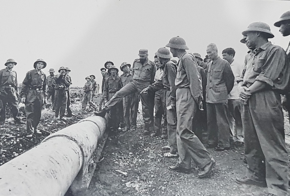 Dưới chân Chủ tịch Cuba Fidel Castro là nòng pháo 175 ly, vũ khí được mệnh danh là vua chiến trường của quân đội Mỹ bị hư hỏng tại đồi 241. (Ảnh tư liệu) 