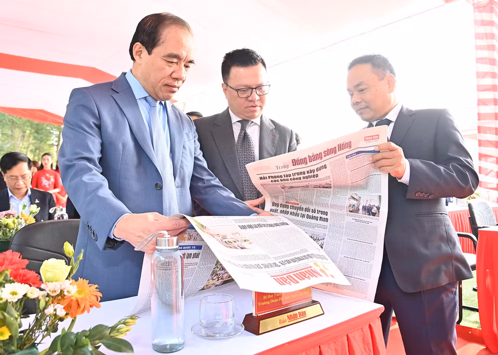 Cũng trong dịp này, Báo Nhân Dân ra mắt các trang phụ trương về các vùng kinh tế trọng điểm trên cả nước. Trong ảnh: Các đồng chí lãnh đạo Báo Nhân Dân giới thiệu với Bí thư Tỉnh ủy Tuyên Quang Chẩu Văn Lâm phụ trương Trang đồng bằng sông Hồng và Trang trung du và miền núi Bắc Bộ.