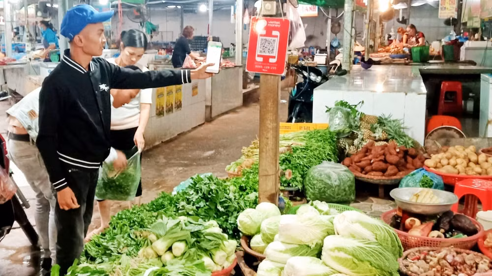 Thanh toán không dùng tiền mặt ở chợ nông thôn Thái Nguyên