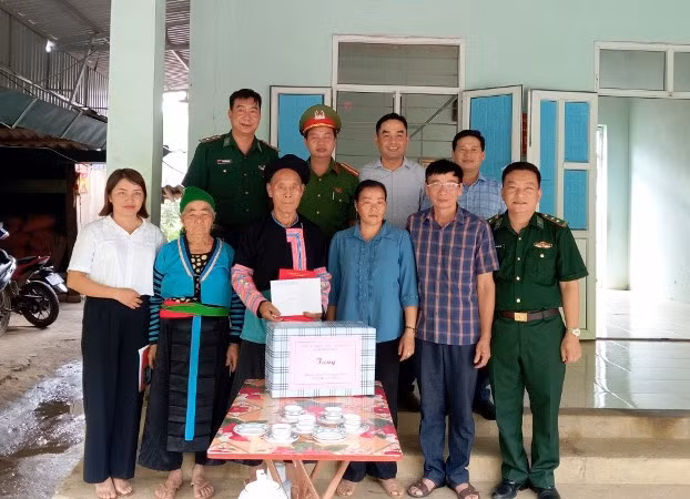 Đồn Biên phòng Pù Nhi trao tặng quà cho gia đình chính sách trên địa bàn.